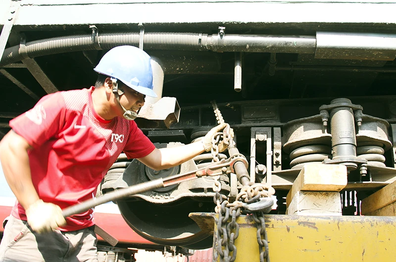 Cần cẩu di chuyển toa tàu hàng chục tấn sau sự cố sập cầu Ghềnh ảnh 8 Cần cẩu di chuyển toa tàu hàng chục tấn sau sự cố sập cầu Ghềnh ảnh 8